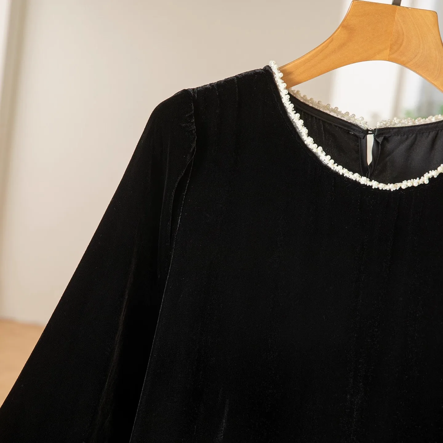 MadBlack، فستان مخملي من حرير التوت 100%، فساتين طويلة أنيقة للنساء برقبة دائرية وخرز شبكي، أكمام كاملة، فستان كاجوال جديد 2025D5D301JF