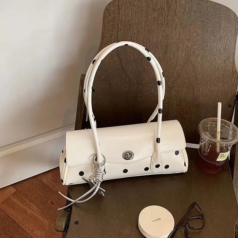 Gepunktete Hobo-Unterarmtasche, Koreanisch-Chic Damen-Handtasche mit Langem Trageriemen und Taschenanhänger, Alltagstasche für Arbeit und Pendeln – Detail 4