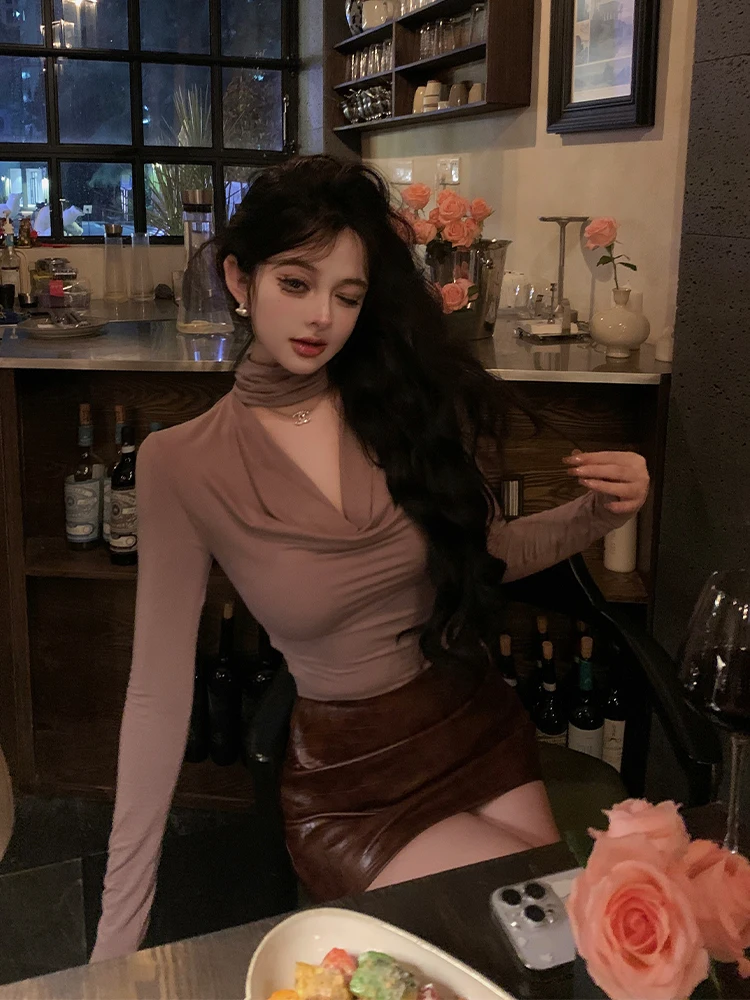 

Комплект для женщин: футболка с V-образным вырезом и кожаная юбка с высокой талией, дизайн в стиле Spicy Girl Pure Desire, модный повседневный комплект больших размеров.