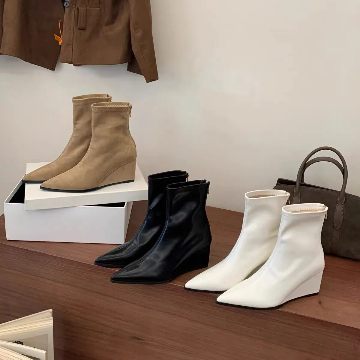 Neue Herbst-/Winter-Stiefeletten für Damen mit Keilabsatz und spitzer Spitze aus Wildleder, modische, elegante Party-Kurzstiefel mit Reißverschluss hinten, Zapatos De Mujer