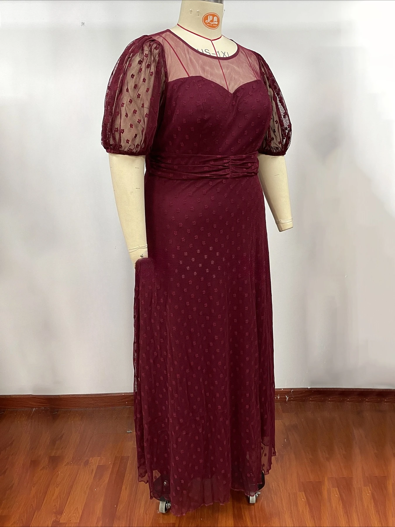 Elegante lange avondjurk met ronde hals, bordeauxrood met korte mouwen