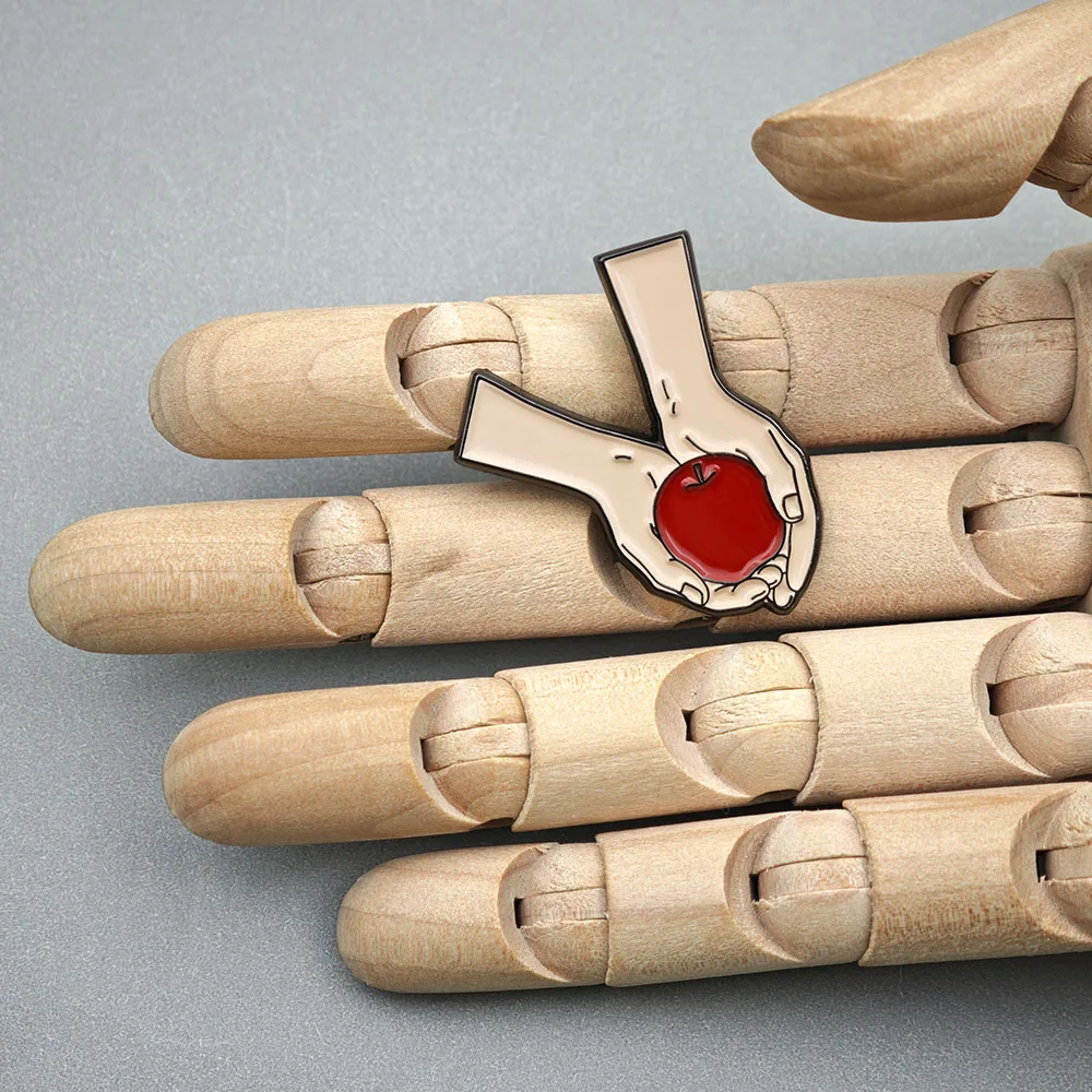 Die Twilight-Saga Emaille-Pin Hände, die einen roten Apfel halten, Buchumschlag-Broschen, Kolektion für Filmfans, Anstecknadeln, Schmuckgeschenk für Schüler – Detail 4