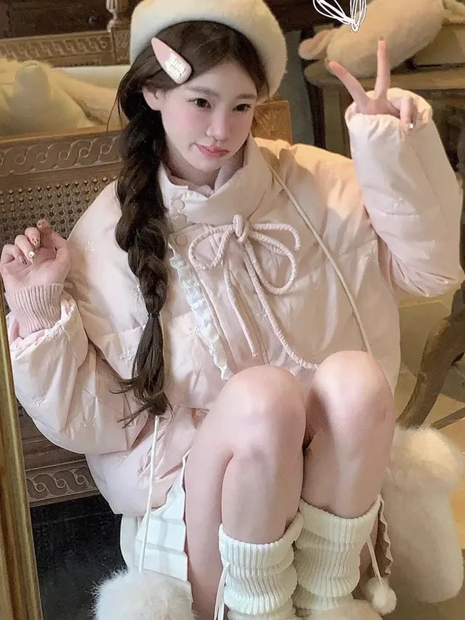 

Новая женская тонкая зимняя куртка свободного кроя из розового хлопка с вышивкой в виде узлов...