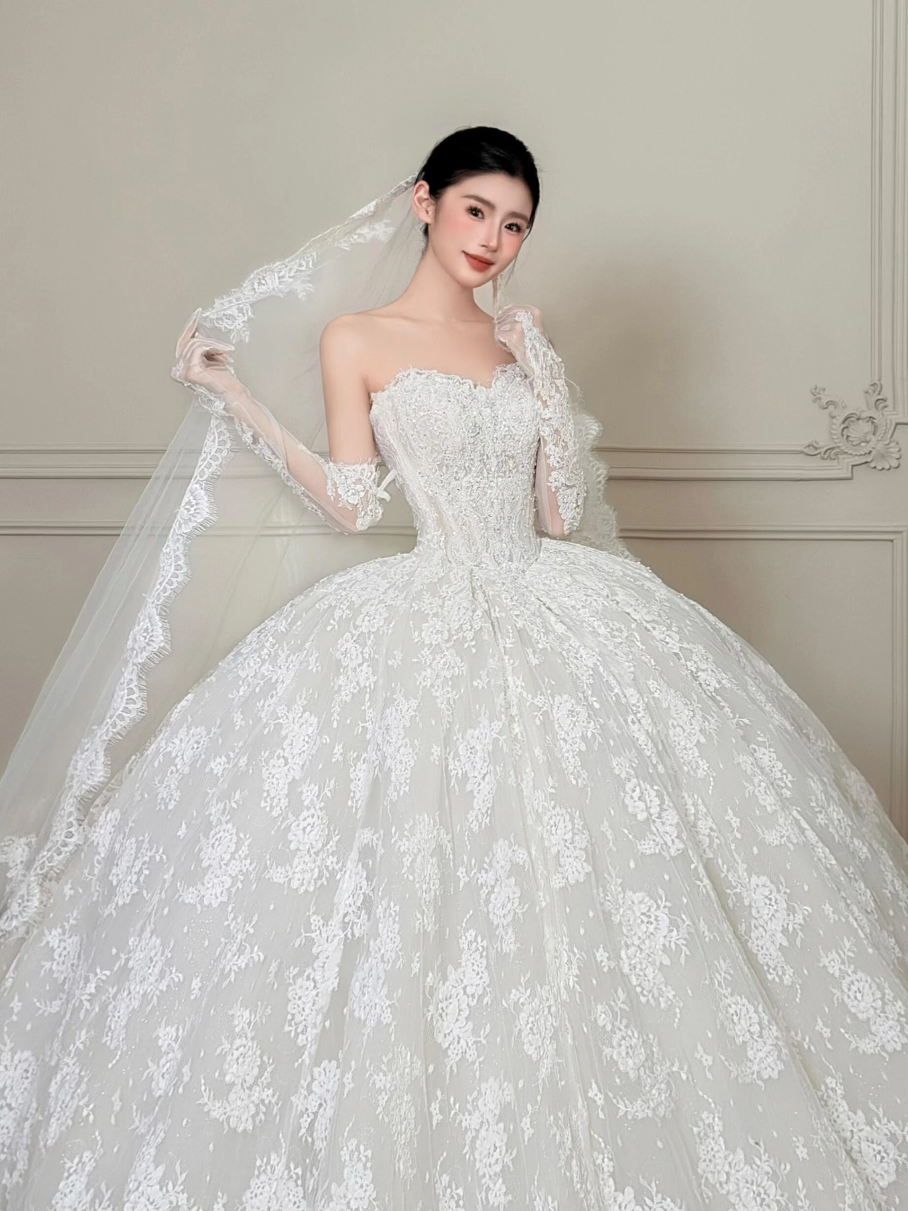 

Свадебное платье в стиле принцессы с кружевом, тяжелой вышивкой, открытыми плечами, длинным шлейфом из сетчатой ткани, в придворном стиле для невесты