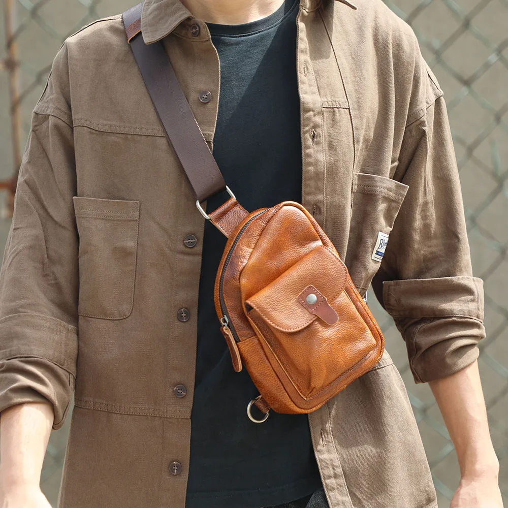 S.WORKER Handgefertigte Herren-Brusttasche aus Vollnarbenleder, Modische Umhängetasche für Telefon und Schlüssel – Detail 4
