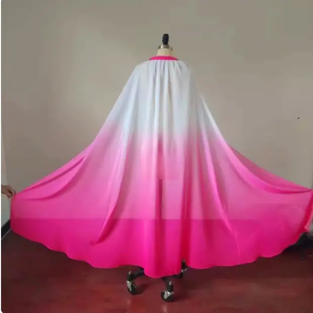 

Костюм для сценических выступлений: розово-белая верхняя одежда с пышным шлейфом, трансформирующийся в старинный наряд