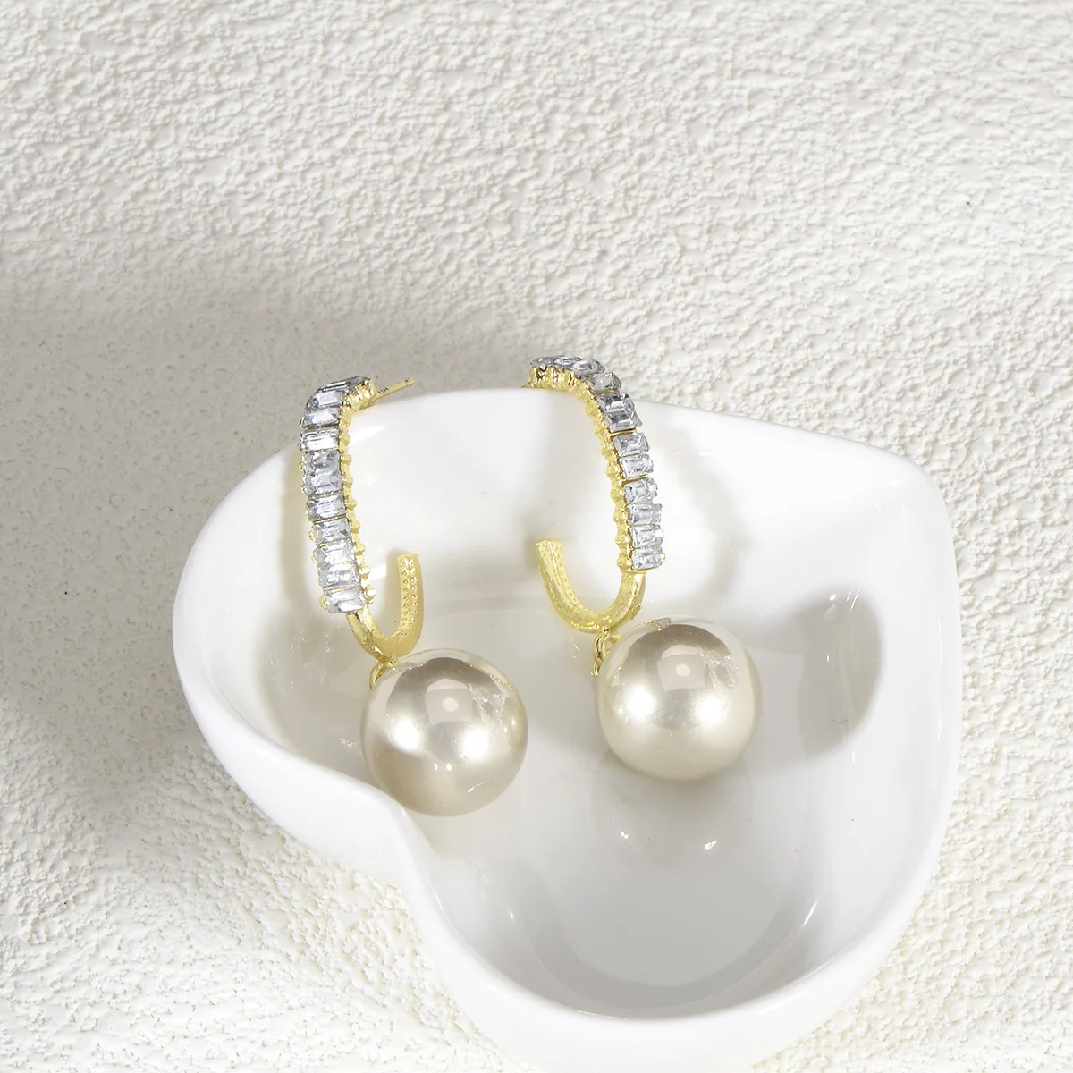 Fashion flash diamond pearl earrings women's gold retro light luxury niche design temperament earrings earrings new