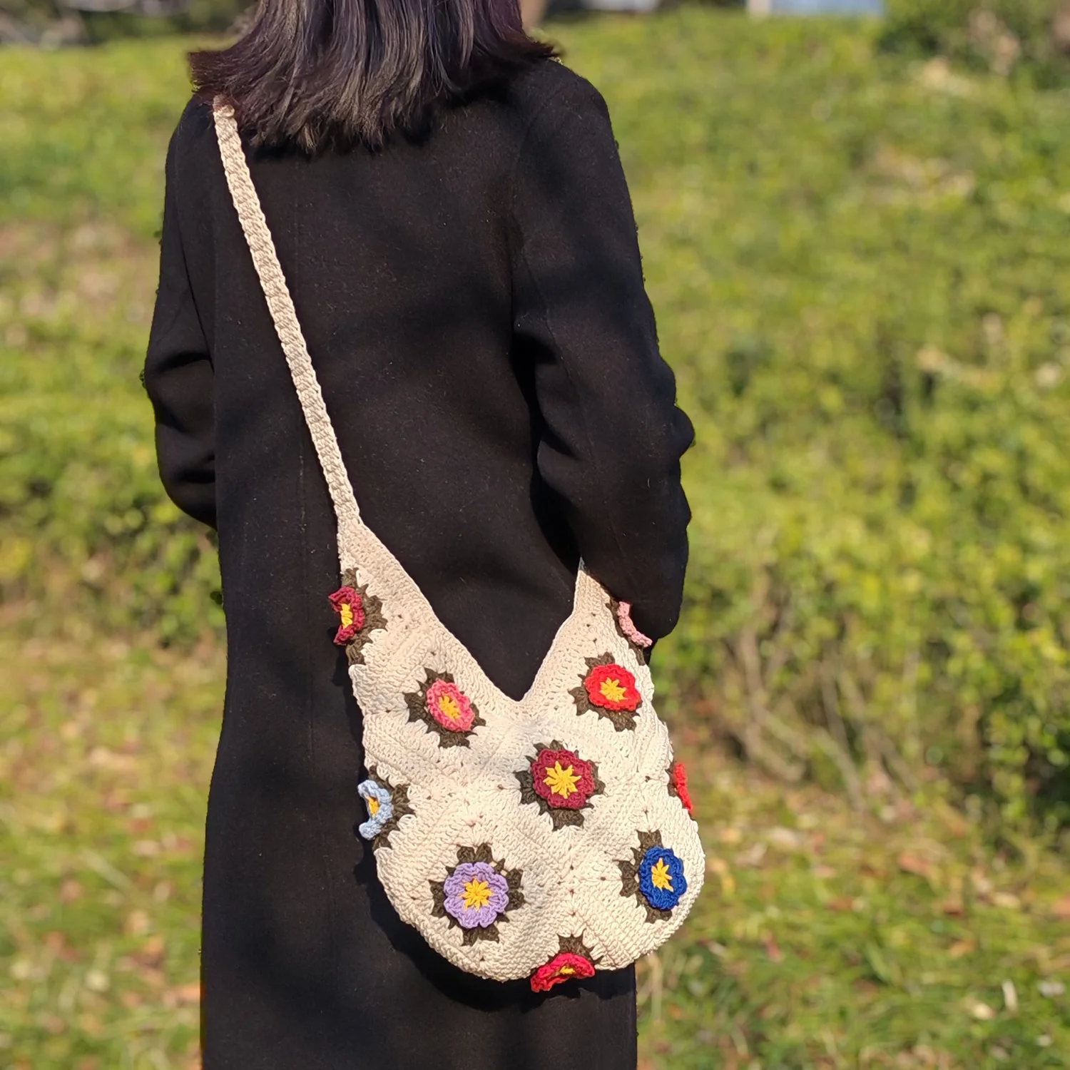 

Вязаная крючком цветочная сумка ручной работы для женщин. Симпатичная сумка через плечо в стиле бохо/кошелек через плечо с подкладкой премиум-класса и внутренним карманом квадратной или V-образной формы D.