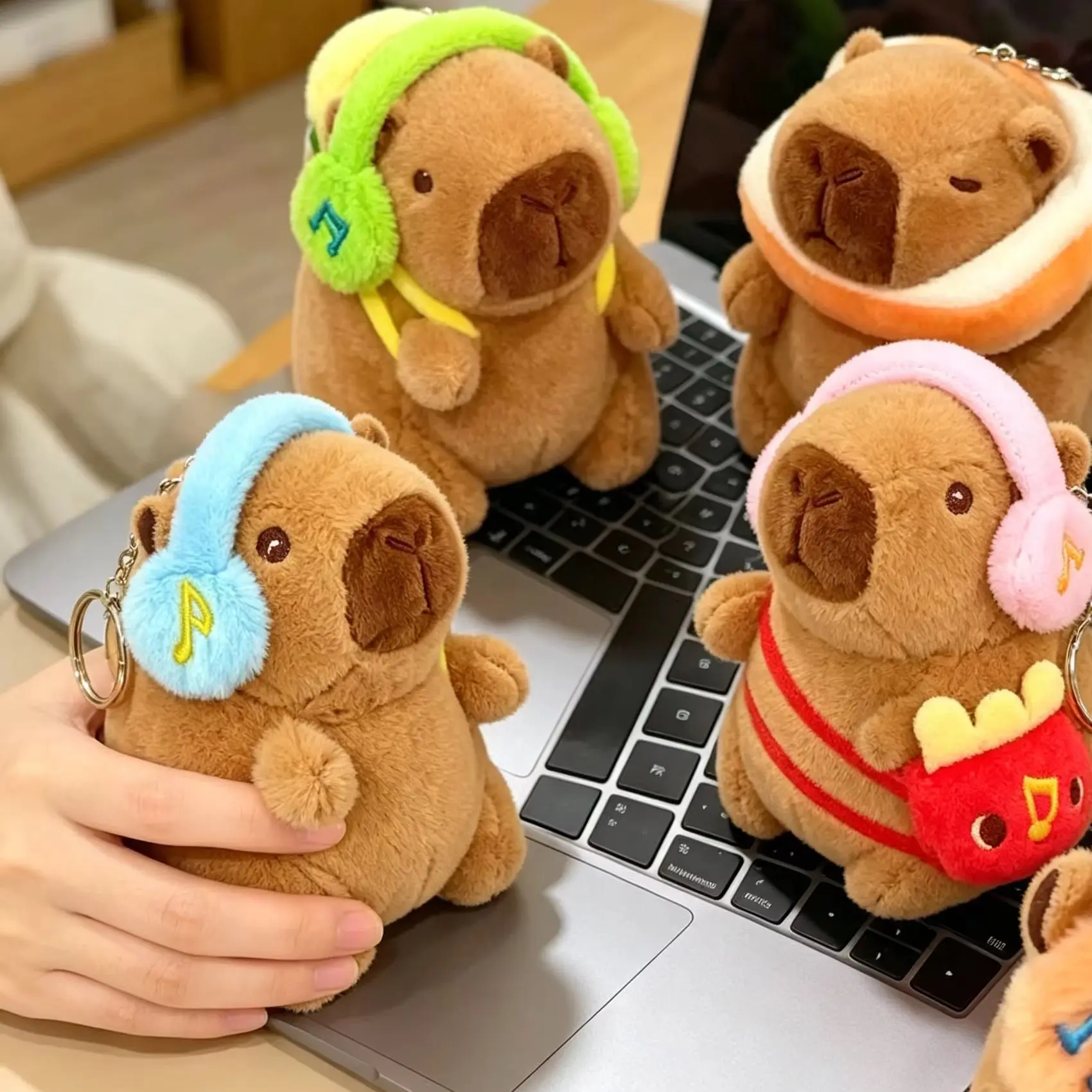 Niedlicher Capybara-Plüsch-Schlüsselanhänger mit Kopfhörern, weiches Stofftier-Taschenanhänger als Geschenk für Paare