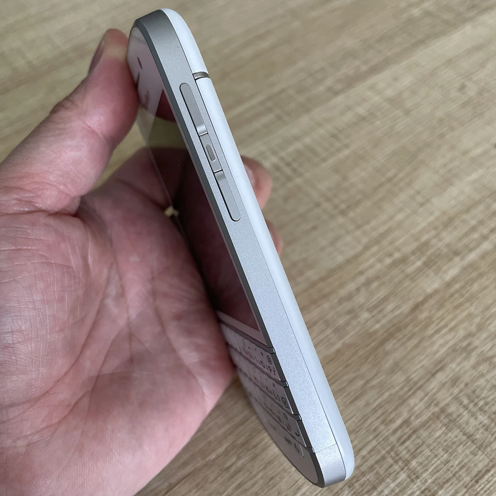 هاتف محمول Blackberry Q10 4G أصلي بشاشة 3.1 بوصة وذاكرة وصول عشوائي 2 جيجابايت وذاكرة قراءة فقط 16 جيجابايت ولوحة مفاتيح عربية بدقة 8 ميجابكسل هاتف محمول ثنائي النواة