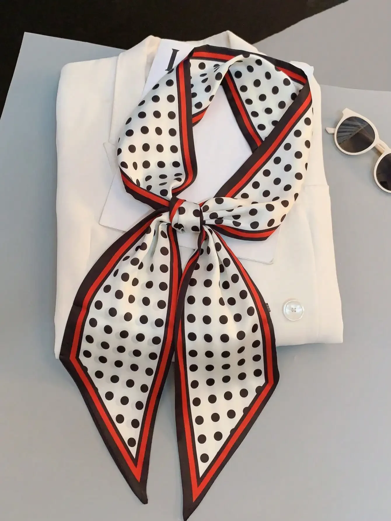 1pc 小さなサテンスカーフ装飾ネックスカーフヘッドバンドヘアネクタイバンドルバンダナ、ヘアバンド、ヘッドバンドあなたの外観をドレスアップするのに最適