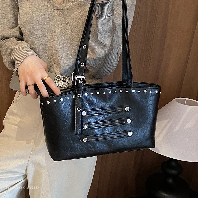 Oil-Wax Leather Vintage Women's Briefcase 2026 New Large Capacity Commuting Single Shoulder Bags Chic Rivet Tote Bag