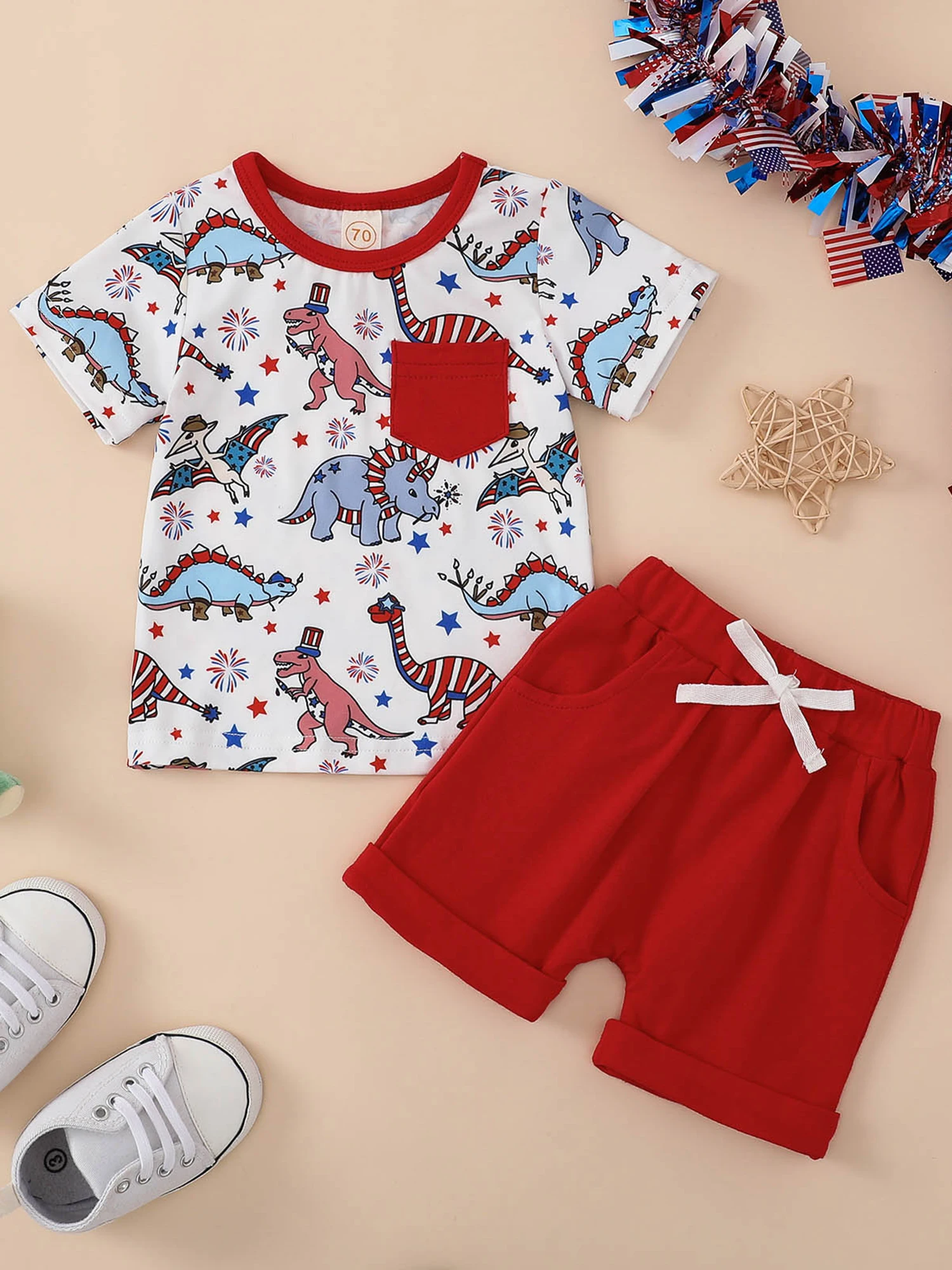 

Одежда для маленьких мальчиков. Стильный комплект городской одежды с футболкой с короткими рукавами и принтом динозавра и шортами на шнурке для игровых знаков и вечеринок.