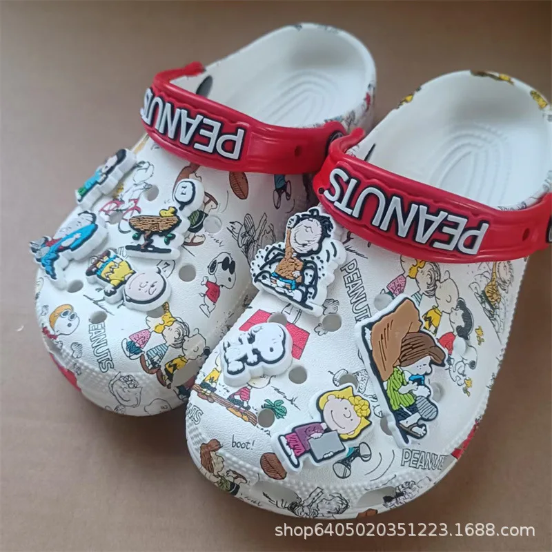 Cartoon Peanuts Snoopy Clogs Full Comic Pattern Design Decorative Character Charms Anti-Slip Comfort Garden Clogs Fashion Wear