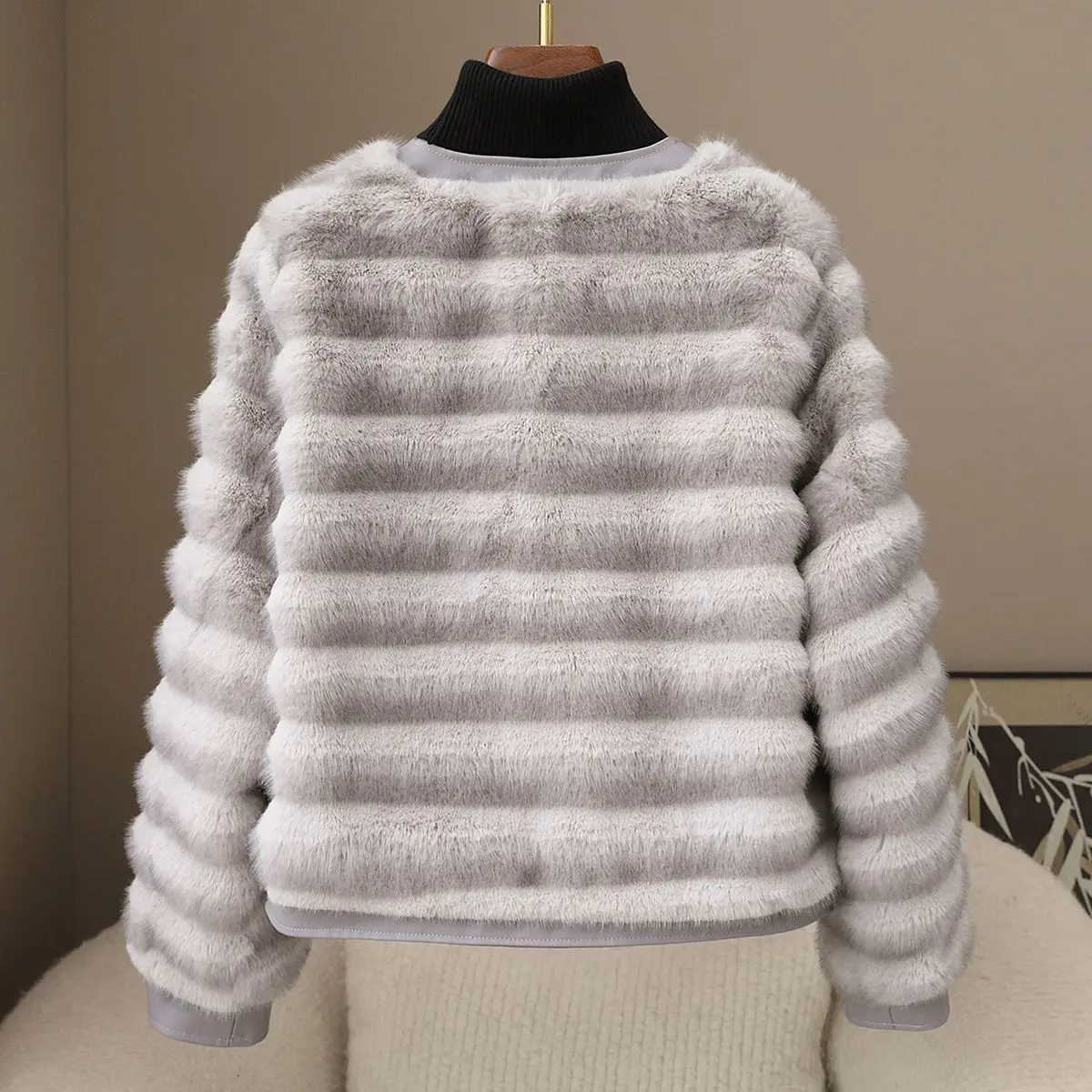 Disponibile per il nuovo stile autunno/inverno 2025 di petite pelliccia di visone dorato, pelliccia ecologica Haining con collo rotondo imitazione visone