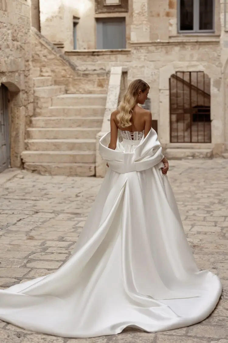 Elegant Romantic Wedding Dress Smooth Satin Sleeveless Off Shoulder White Long Train Church Bridal Gown Customizable