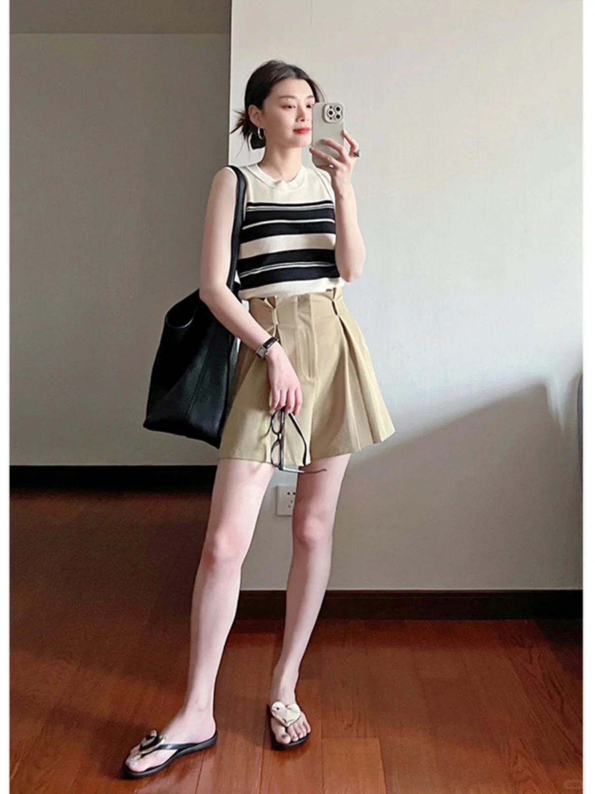 เสื้อกั๊กไหมพรมทรงเข้ารูปสำหรับผู้หญิง สไตล์หวานซ่อนเปรี้ยว สีสันสดใส ลายทาง แฟชั่นทันสมัย