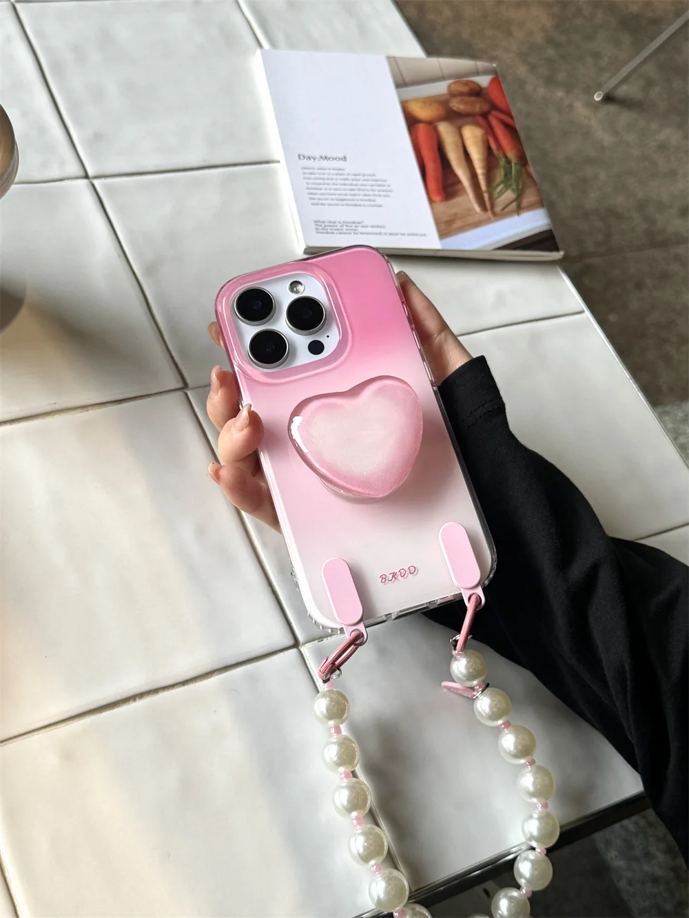 Różowe etui na telefon w kształcie serca z gradientem, pasujące do iPhone 16 Pro 15 14 13 Pro Max, z podstawką i bransoletką, pasujące do Magsa.