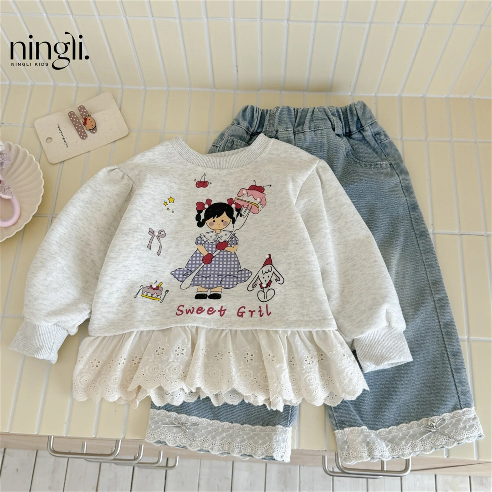 

Детский комплект из двух предметов для девочек, свитшот с кружевной отделкой и мультяшным принтом для маленьких девочек, милые джинсовые штаны с эластичной резинкой на талии для девочек от 2 до 8 лет