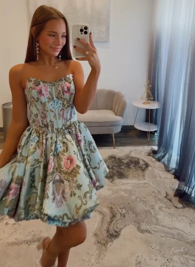 Sukienki na powrót do domu dla dziewcząt 2026, krótkie, plisowane, satynowe mini sukienki na studniówkę, z dekoltem w serek, w kwiatowy wzór, z niebieskim nadrukiem, możliwość personalizacji.