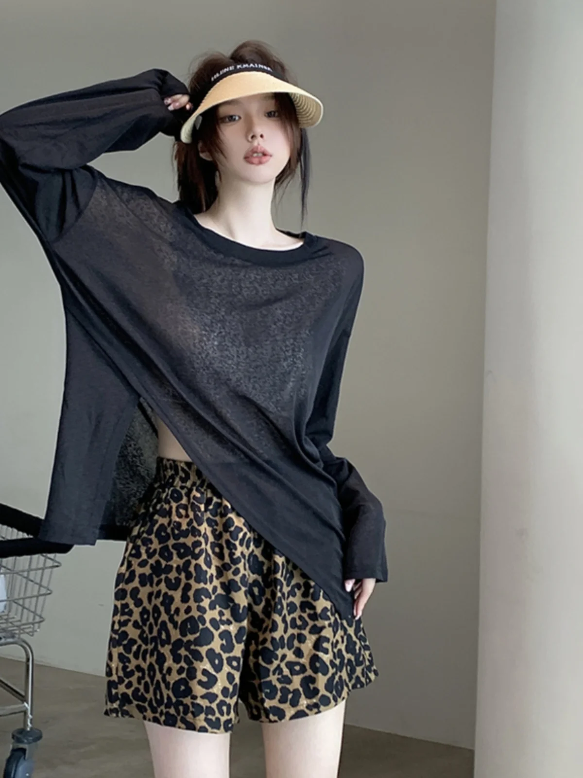 

Summer Loose Thin Long Sleeve Women's T-shirt Sun Protection Design Sense Small Forked Short Pants Two-piece Set