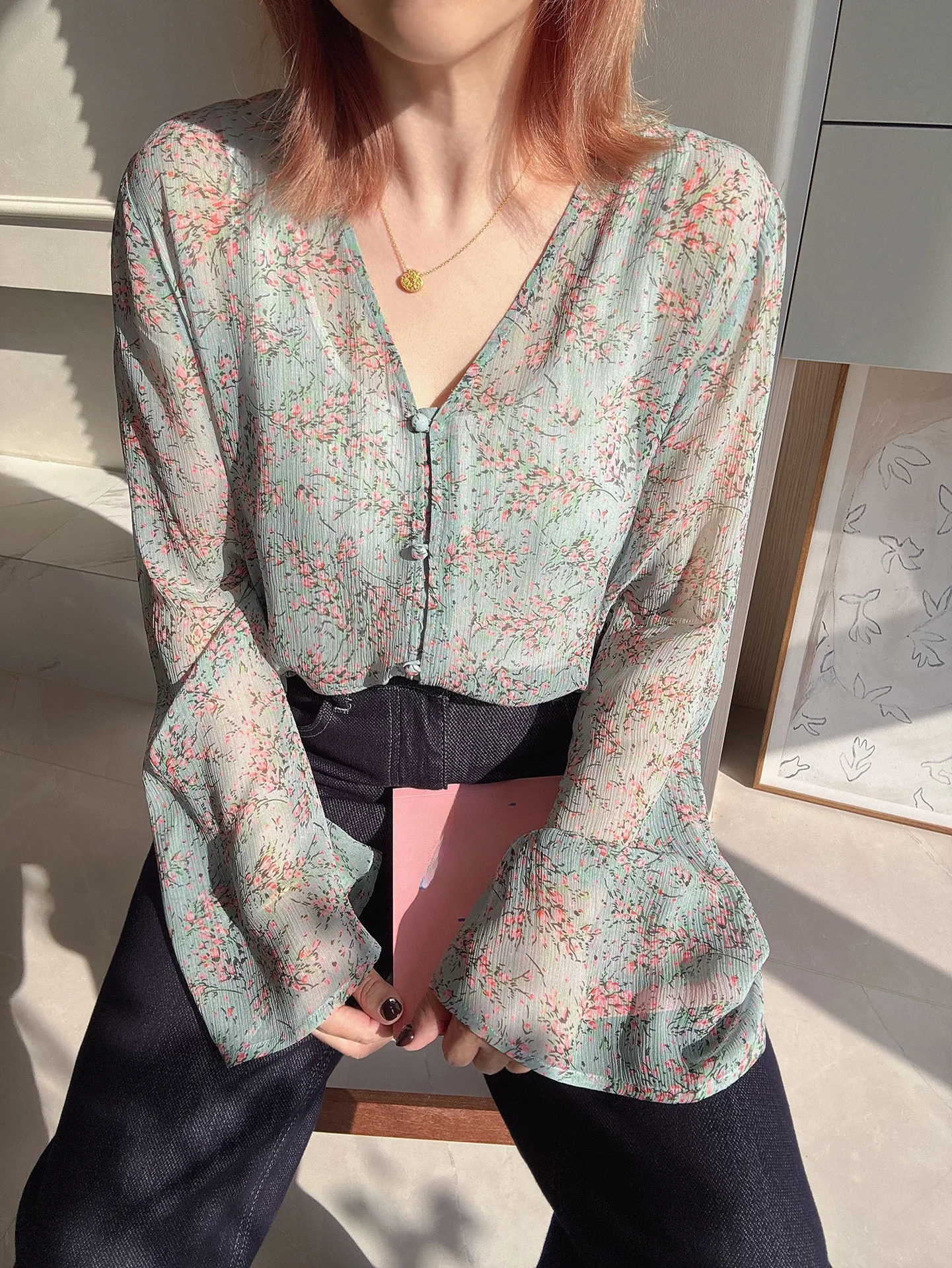 

Ретро-топ с V-образным вырезом и цветочным принтом из шелка, легкий, свободный, женский, во французском стиле, с длинными рукавами, с цветочным принтом, в стиле «Нежный ветер», воздушный, эфирный