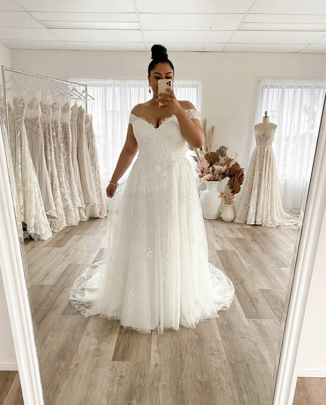 Vestido De novia De talla grande Línea A con hombros descubiertos Apliques De encaje tul sin espalda bata De boda Orienta vestido De tren De barrido hecho a medida