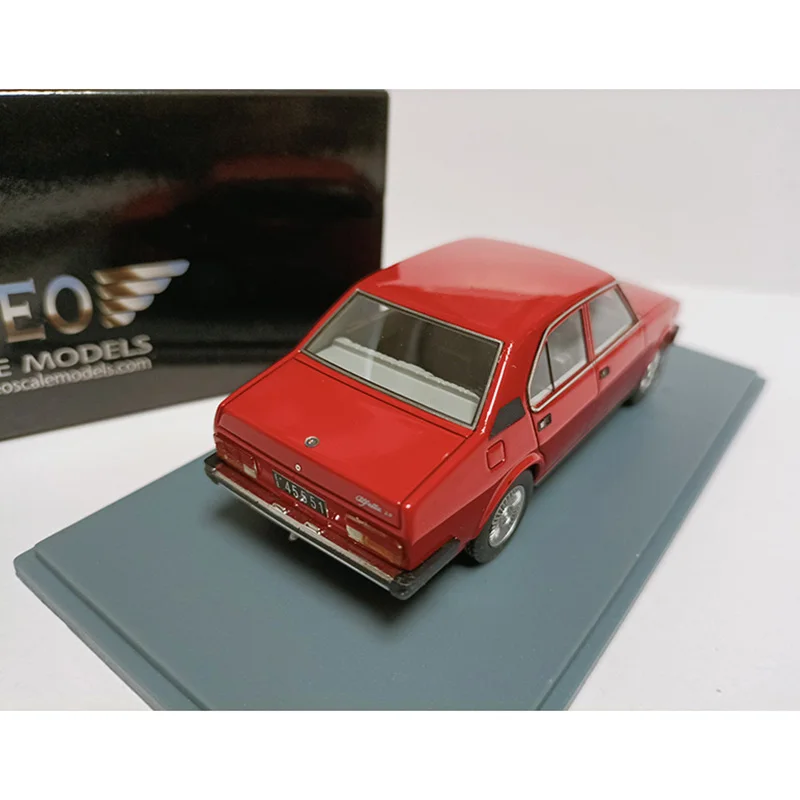 Neo 1:43 Scale Alfa Romeo 2000 Resin Car Model Collection Ornaments