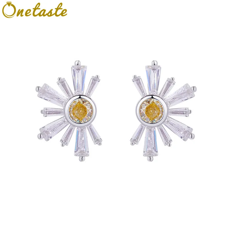 

Серьги-гвоздики из стерлингового серебра 925 пробы с кубическим цирконием и цветком ромашки для женщин, эстетические изящные модные легкие блестящие маленькие серьги