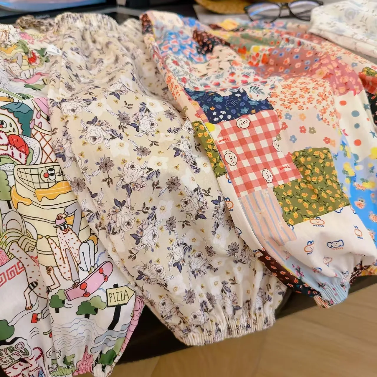 2026 Sommer Kinderhosen mit Blumenmuster aus Baumwolle, leichte Mädchen-Bloomers im pastoralen Stil, Anti-Mücken-Hosen für Jungen – Detail 8