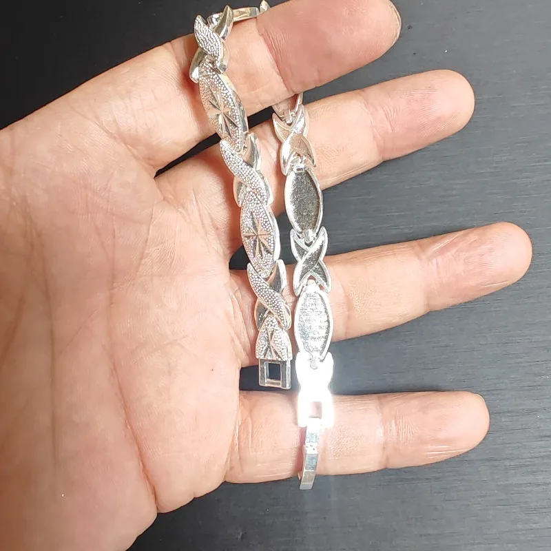 pulseira-de-liga-prateada-com-estrela-gravada-e-elo-curvo-acessorio-de-pulso-feminino-elegante-e-moderno-para-o-dia-a-dia