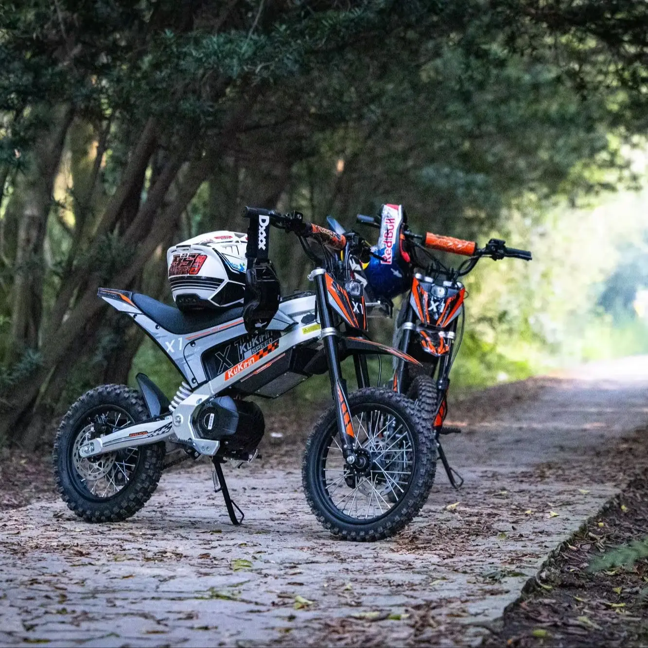 KuKirin X1 48V 20,8Ah Elektro-Dirtbike 998,4Wh Akku 8-9h Ladezeit 50km/h Geschwindigkeit IP65 Wasserdichtes Motorrad für Erwachsene