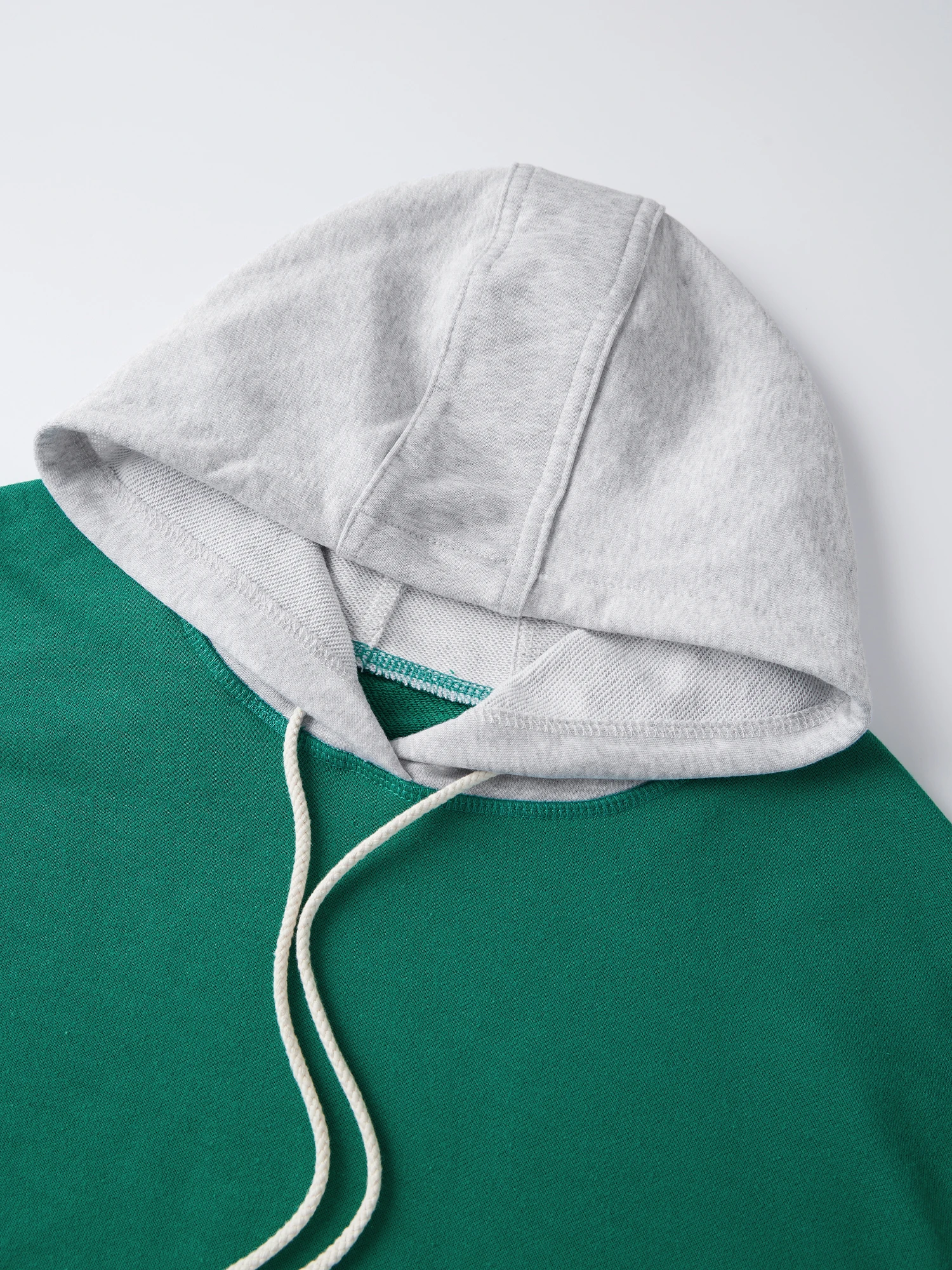 Felpa pullover invernale da donna a maniche lunghe con cappuccio e coulisse con tasche e dettagli a blocchi di colore per abbigliamento casual