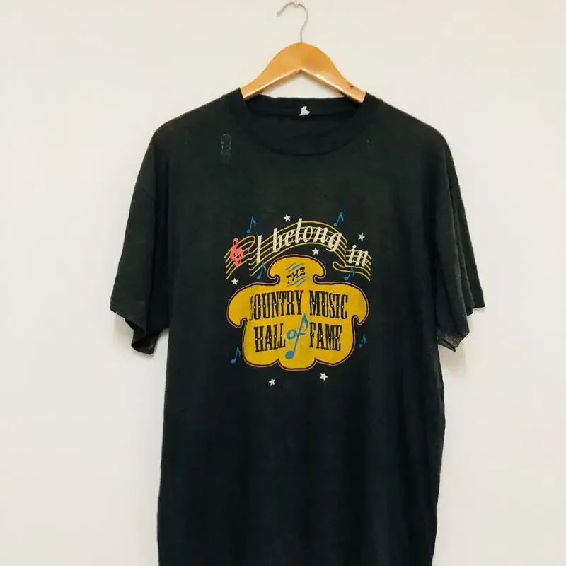 Ich gehöre perfekt in die Country Music Hall of Fame – T-Shirt