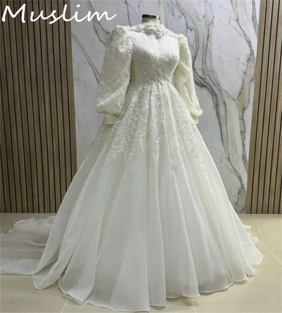 Luxuriöses muslimisches Hochzeitskleid mit Blumenmuster, Stehkragen, langen Ärmeln, Applikation, Spitze, A-Linie, Feen-Land-Brautkleid, elegant, individuell gestaltet