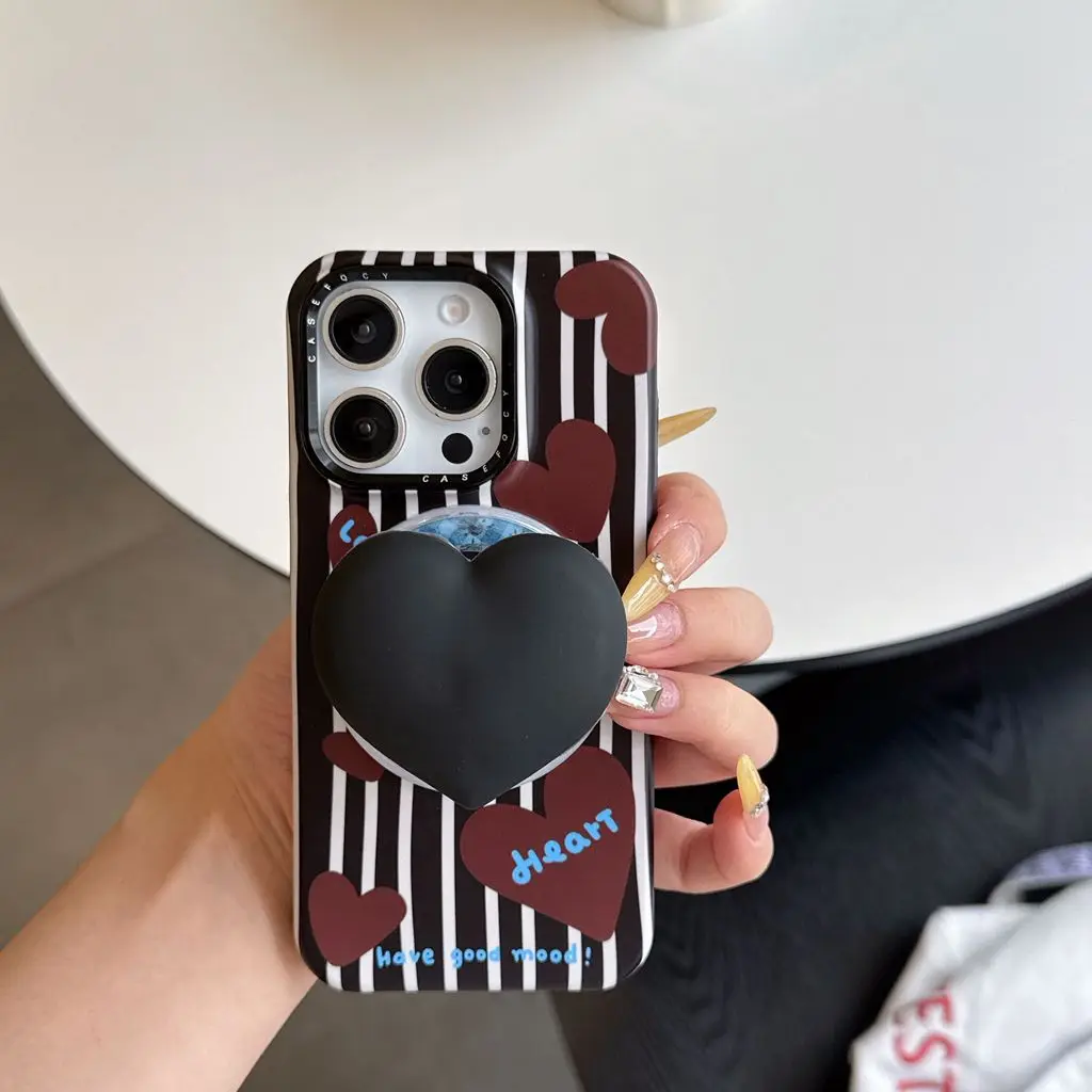 

Креативный черный полосатый коричневый чехол с сердечком и магнитным держателем для беспроводной зарядки телефона для iPhone 16, 15, 14 Pro Max