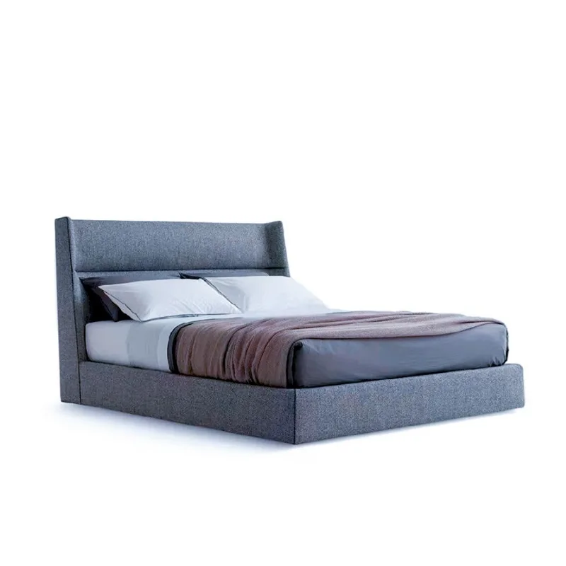 غرفة نوم رئيسية ناعمة ومثبتة وحديثة وبسيطة وسرير أرضي كريمي