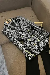 Blazer feminino trespassado do Jacquard, estilo ocidental elegante, borda da fita, preto e branco clássico, padrão geométrico