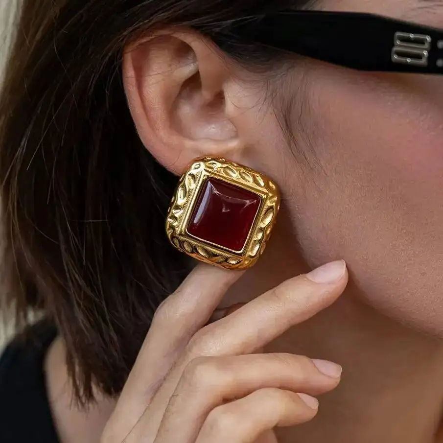 

Ingemark Luxury Stainless Steel 18K Gold Plated Stud Earrings for Women Vintage Red Black Resin Square Earrings New Jewelry Gift