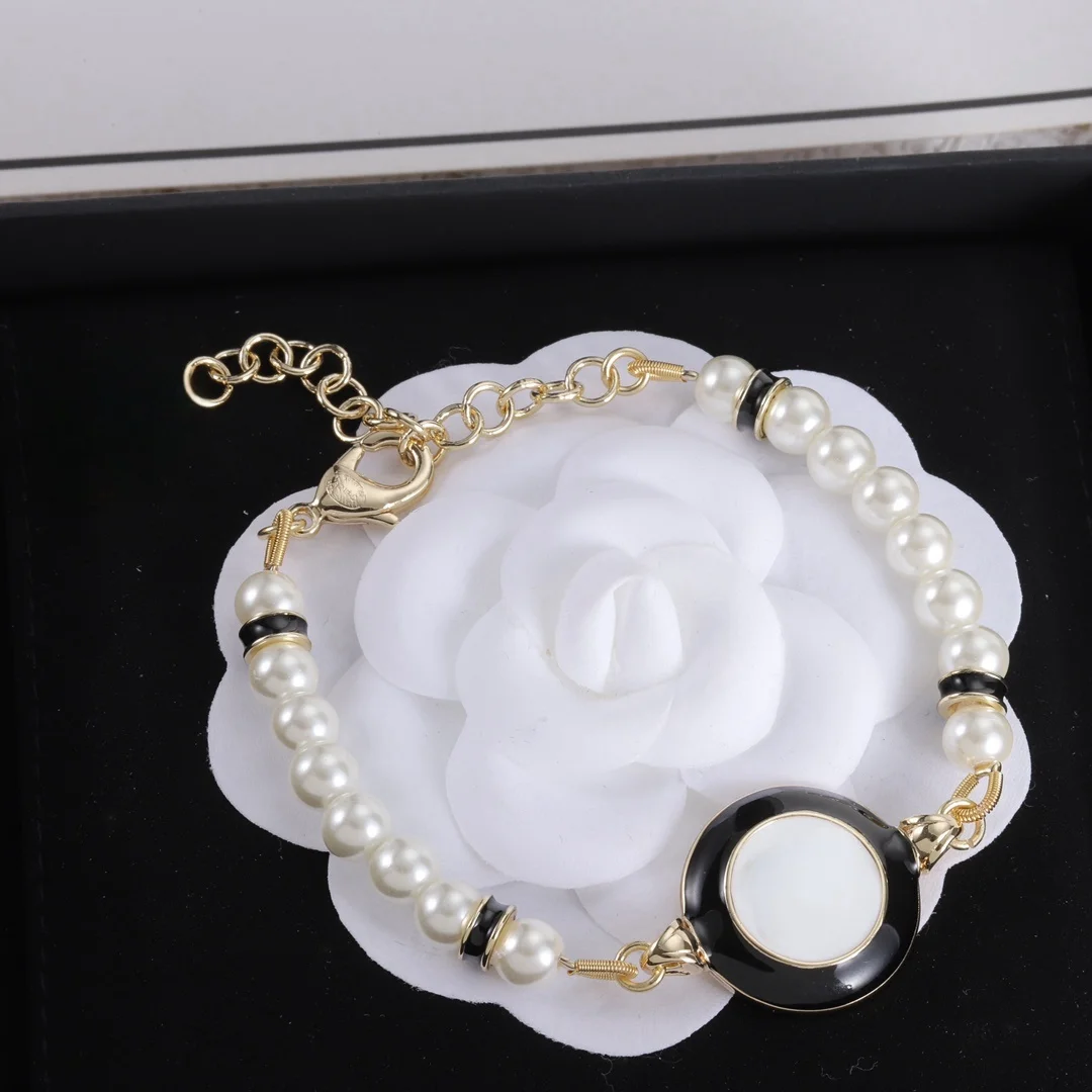 

Europe and the United States new high-end brand retro fashion trend senior sense pearl bracelet