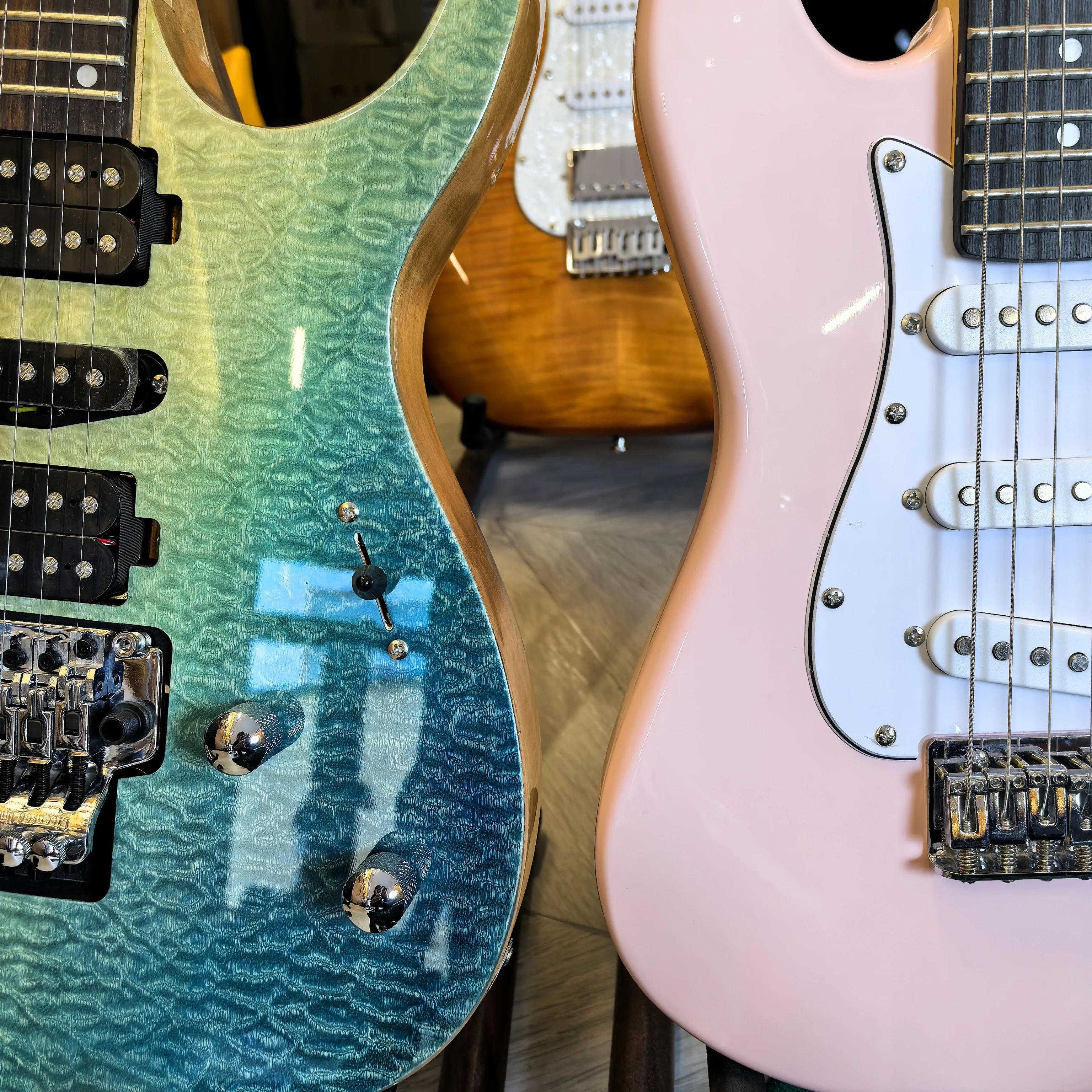 موديل أطفال، جيتار كهربائي وردي مكون من 6 أوتار، جيتار كهربائي صغير 24 بوصة، تباعد سلسلة 492 مم، طول الجيتار الإجمالي 80 سم.