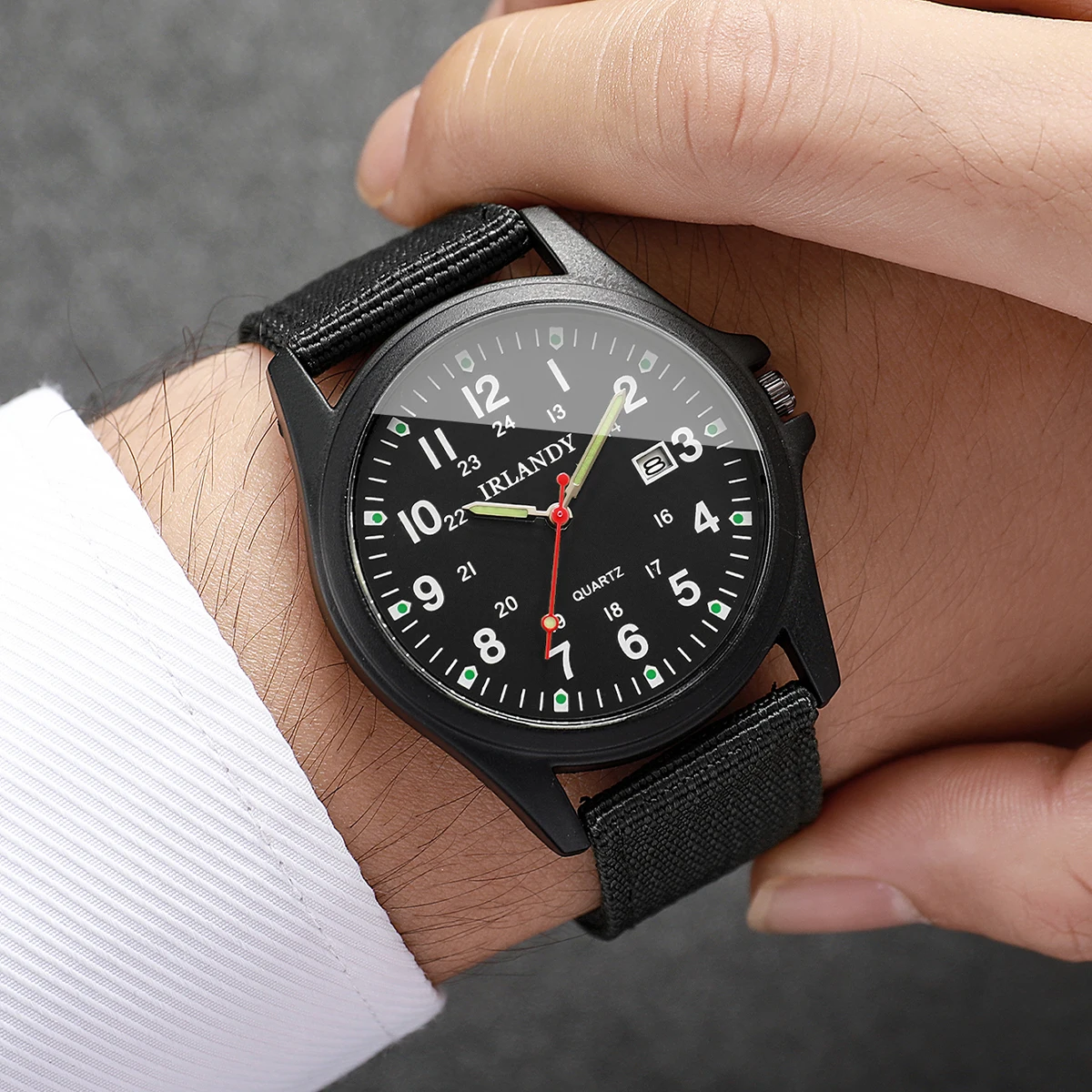 4 قطع ساعة كاجوال للرجال بحزام نايلون وحفلات رياضية أنيقة وعصرية بتقويم كوارتز (الصندوق غير متضمن)