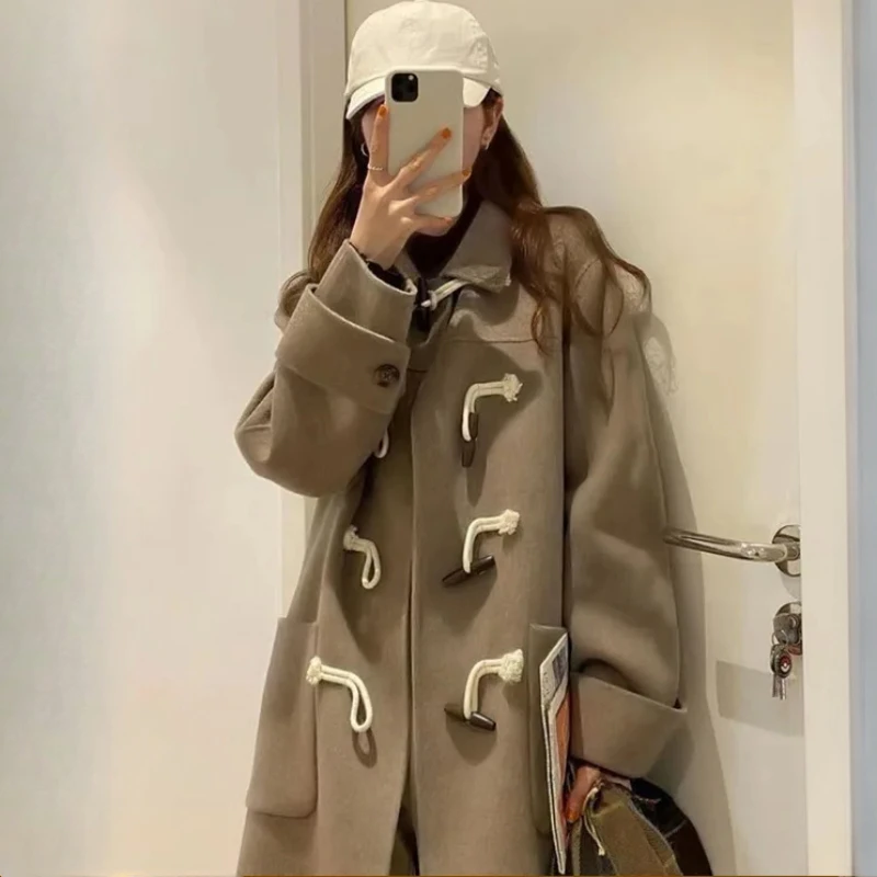 

Осеннее шерстяное пальто средней длины, женское пальто с роговой пуговицей, свободная посадка, однослойная куртка в европейском стиле, чувственный британский стиль