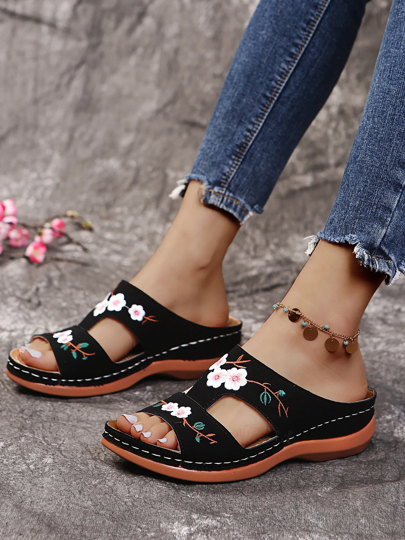 

Summer Shoes for Women Fashion Embroider Female Soft Slippers Outdoor Open Toe Women's Wedge Slippers Casual Beach Shoes