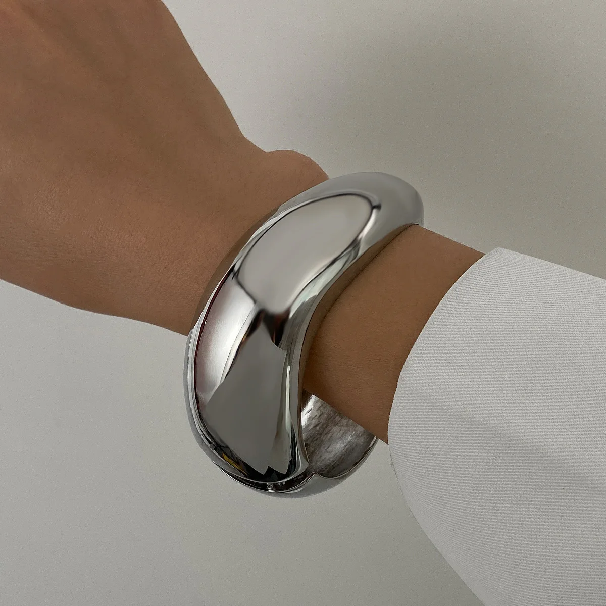 

Irregular Imitation Pearl Smooth Round Bracelet Neutral Fashion Punk Heavy Metal Chunky Spring Bangle Steampunk Luxury Jewelry