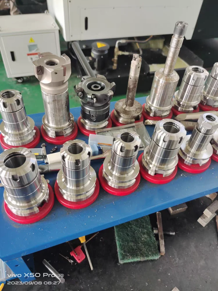 ATC mandrino Tool Handler BT40 ER20 70/100 con 1PC Pull Stud e 1PC ER20 Collet