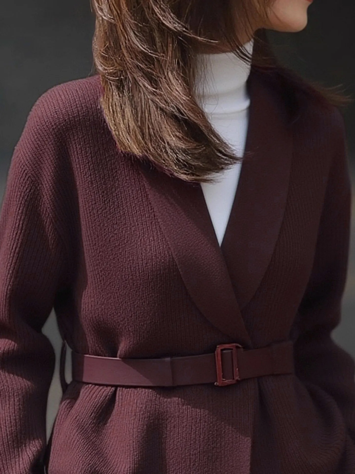 Veste tricotée violet raisin taille courte pour femme, haut de tempérament non-collision, niche haut de gamme, nouvelle collection automne 2025