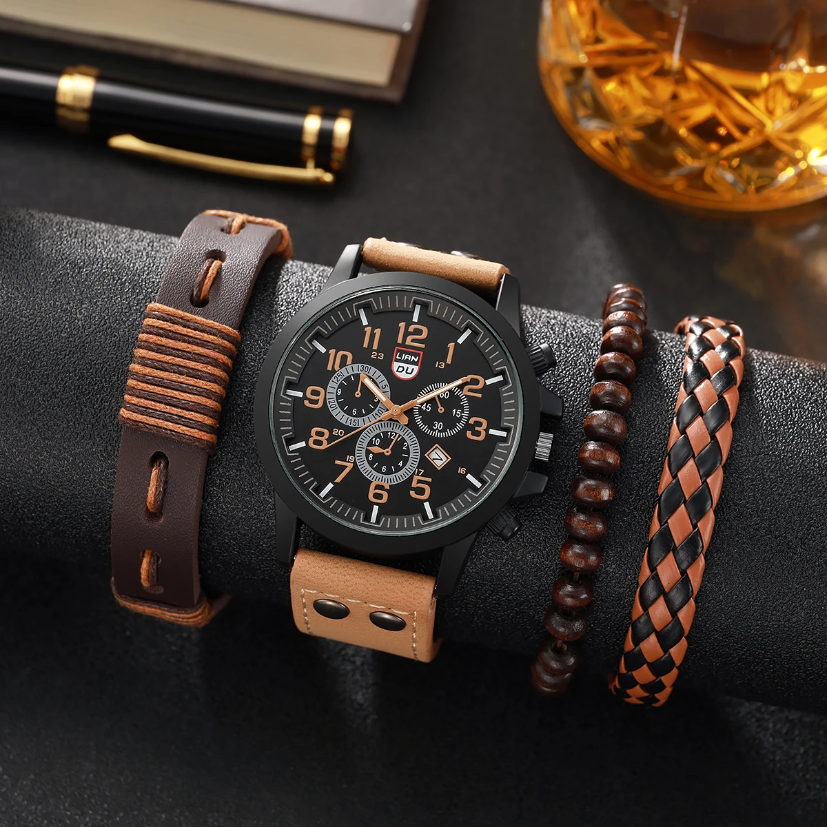 Sin caja de regalo Reloj clásico para hombre con cinturón de cuero de tres ojos, calendario, pulsera de cuero con cuerda de cuentas, 4 piezas