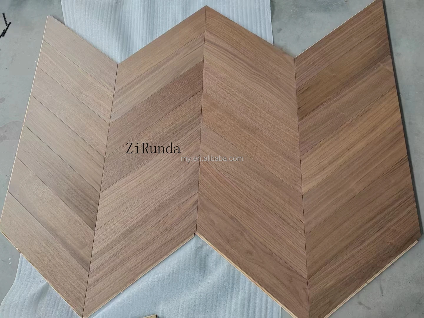 نسخة مخصصة من أرضية خشبية هندسية من خشب الجوز الأسود الفاخر