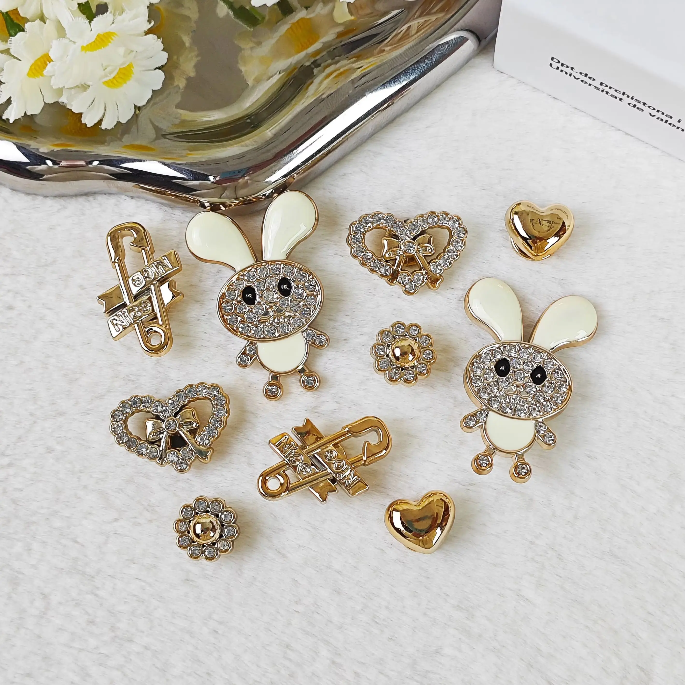 10Pcs DIY Shoe Decoration Charms Shiny Rabbit, Heart, Pin, Flower Decorative Buckle Non-Metal Lightweight Material Y2K Fashion Versatile Cute Personality for Men and Women Suitable for Eva Beach Shoes, Sandals, Removable Shoe Decoration, Holiday Gift